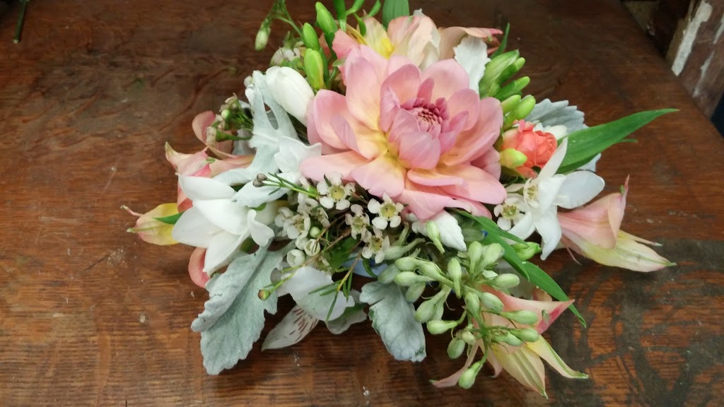 Labelle Flowers | 270 George St, Arthur, ON N0G 1A0, Canada | Phone: (519) 848-5027