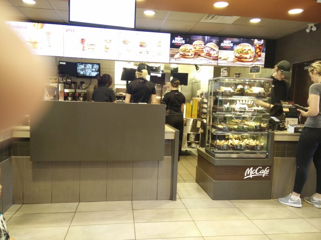 McDonalds | 4840 Wyandotte St E, Windsor, ON N8Y 1H7, Canada | Phone: (519) 944-0896
