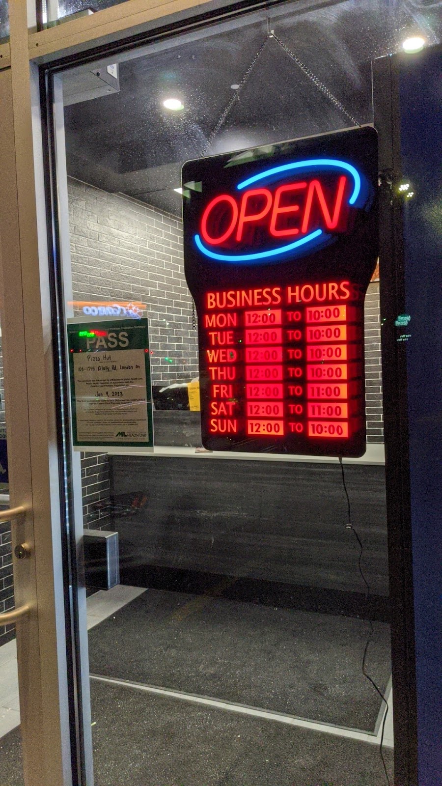 Pizza Hut London | 1255 Kilally Rd, London, ON N5Y 6K9, Canada | Phone: (519) 455-0172