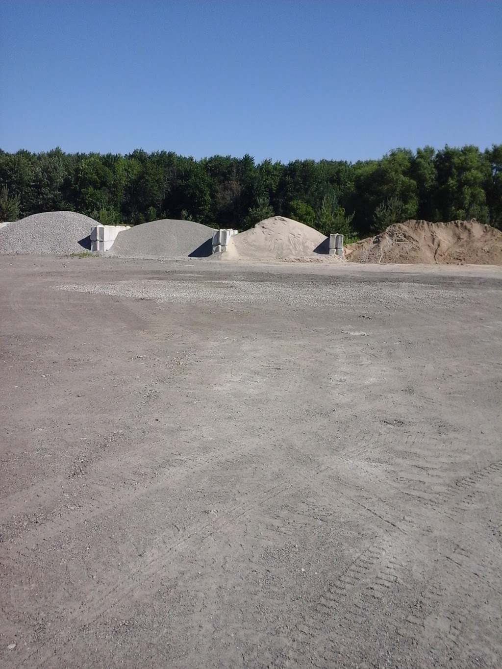 Todd Meldrums Stone Yard | 11112 Burt Rd, Emmett, MI 48022, USA | Phone: (810) 384-1555