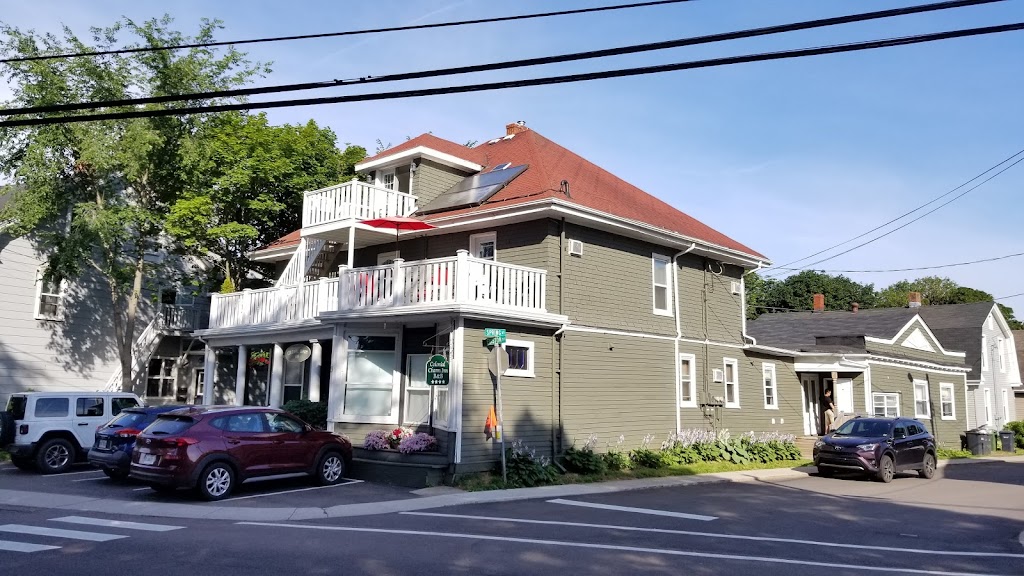 Colonial Charm Inn | 9 Euston St, Charlottetown, PE C1A 1V5, Canada | Phone: (902) 892-8934