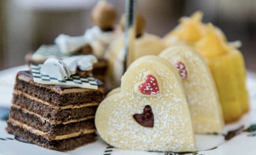 Lazar Famous Deli & Bakery | 325 Central Pkwy W Unit 12, Mississauga, ON L5B 3X9, Canada | Phone: (905) 896-1040