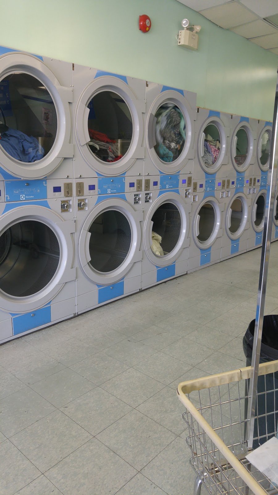 Derry Coin Laundry | 3427 Derry Rd E, Mississauga, ON L4T 4H7, Canada | Phone: (905) 677-5004