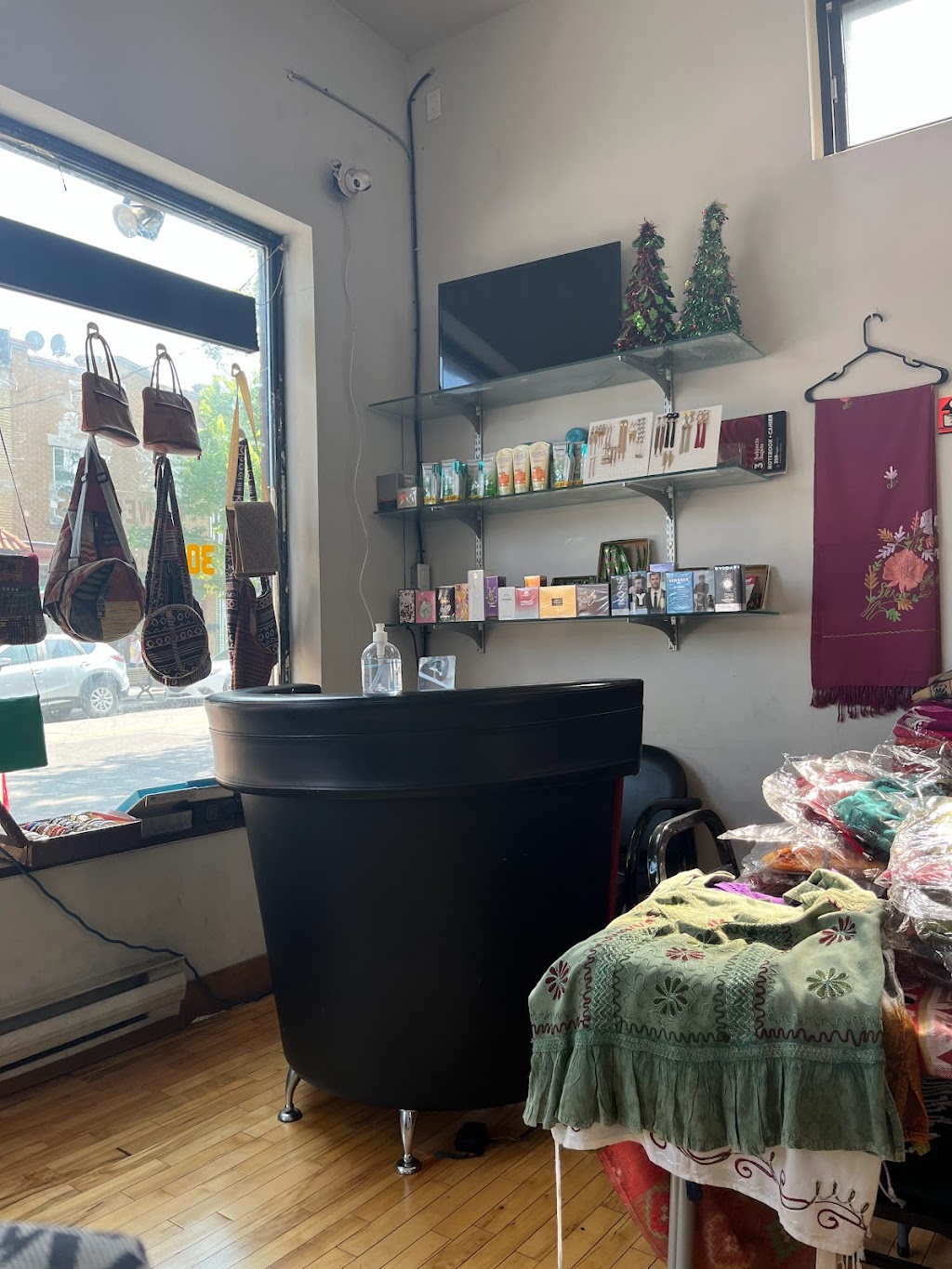Neelam Esthetique Boutique Salon | 119 Av. Fairmount O, Montréal, QC H2T 2M4, Canada | Phone: (514) 235-7129