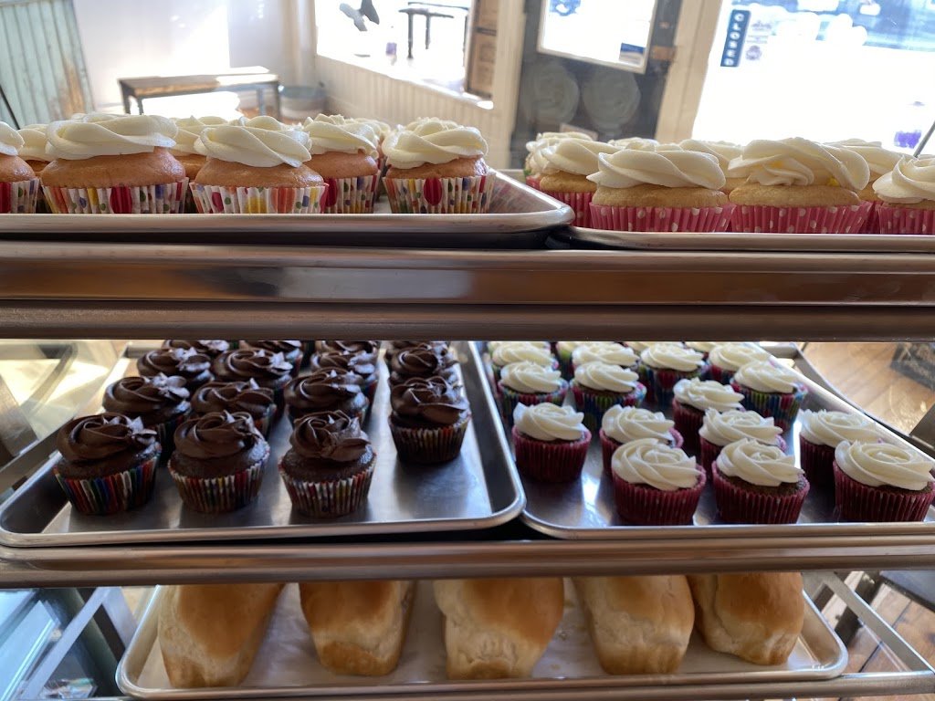 Raindrop’s Cupcakery & Puppy Love Bakery | 10 W Front St, Stirling, ON K0K 3E0, Canada | Phone: (613) 395-0809