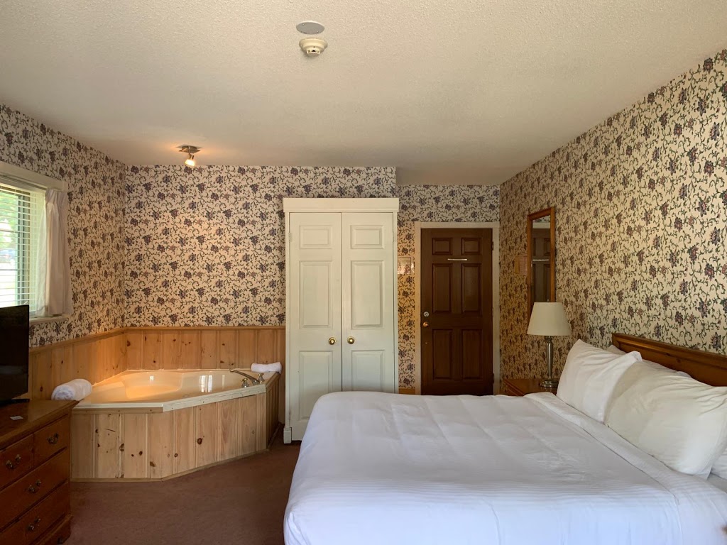 Algonquin Lakeside Resort | 4382 Highway #60, Dwight, ON P0A 1H0, Canada | Phone: (705) 704-9778