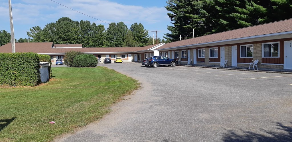 Motel Joliette Inc | 2070 Rue de la Visitation, Saint-Charles-Borromée, QC J6E 7Y8, Canada | Phone: (450) 756-4518