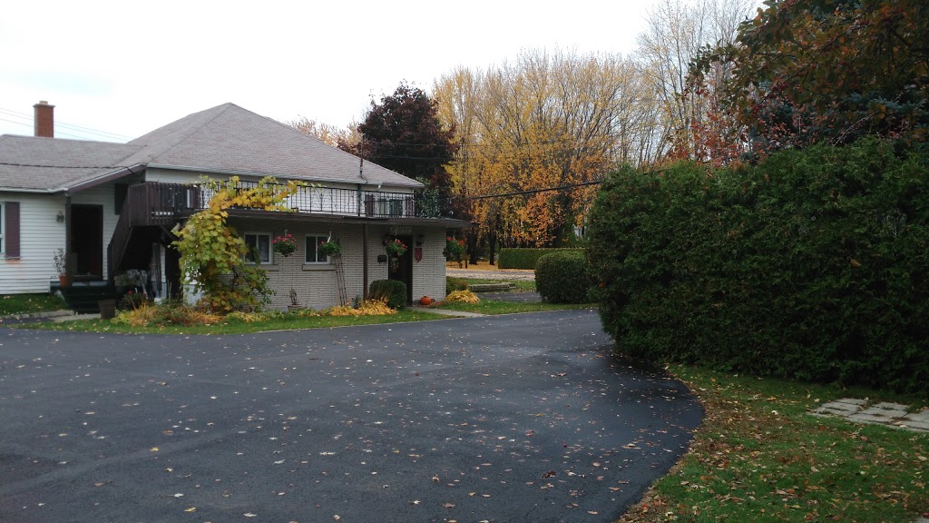 Motel Le Verseau | 7720 QC-132, Sorel-Tracy, QC J3R 1T3, Canada | Phone: (450) 743-3341