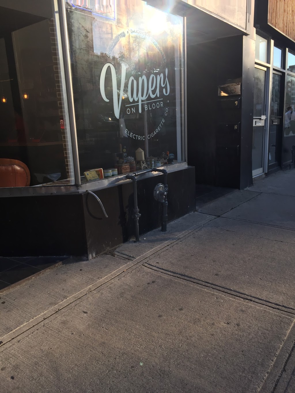 Vapers on Bloor | 1301 Bloor St W, Toronto, ON M6H 1P1, Canada | Phone: (416) 901-4746