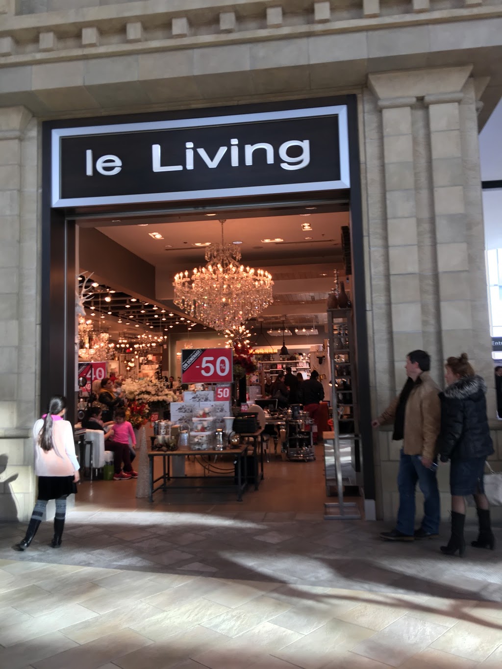 Le Living | 3035 Boulevard le Carrefour, Laval, QC H7T 1C8, Canada | Phone: (450) 682-2111