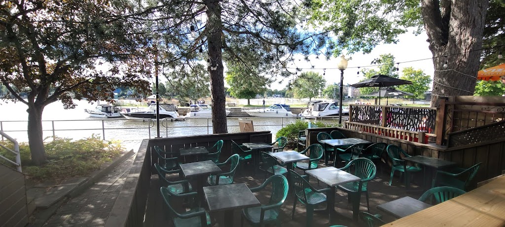 Chalet Thaï | 96 Rue Ste Anne, Sainte-Anne-de-Bellevue, QC H9X 1L8, Canada | Phone: (514) 457-8111