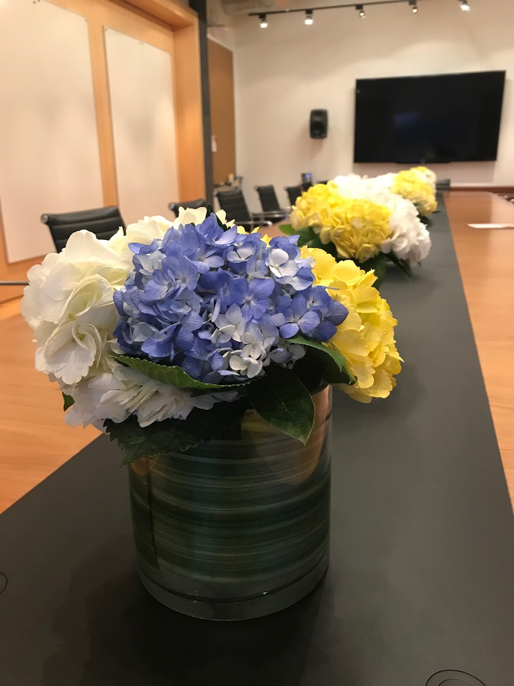 Flowers On Ten | 5027 Hurontario St Unit #2, Mississauga, ON L4Z 3X6, Canada | Phone: (905) 501-0200