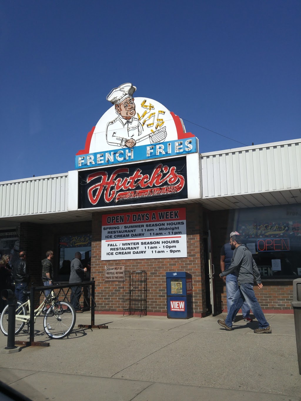 Hutch’s on the Beach | 280 Van Wagners Beach Rd, Hamilton, ON L8E 3L8, Canada | Phone: (905) 545-5508