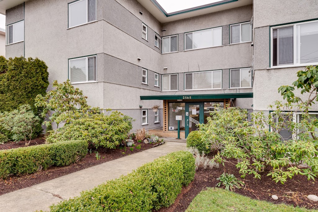 The Seacrest Apartments | 2565 Beach Dr, Victoria, BC V8R 6K3, Canada | Phone: (250) 883-8171