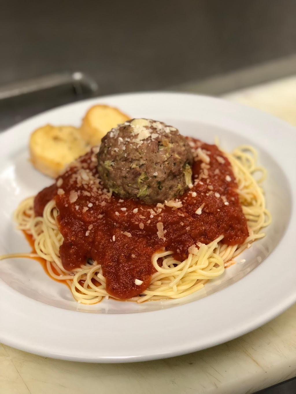 Bistro La Vieille Banque | 441 Rue Notre Dame, Saint-Tite, QC G0X 3H0, Canada | Phone: (418) 365-4191