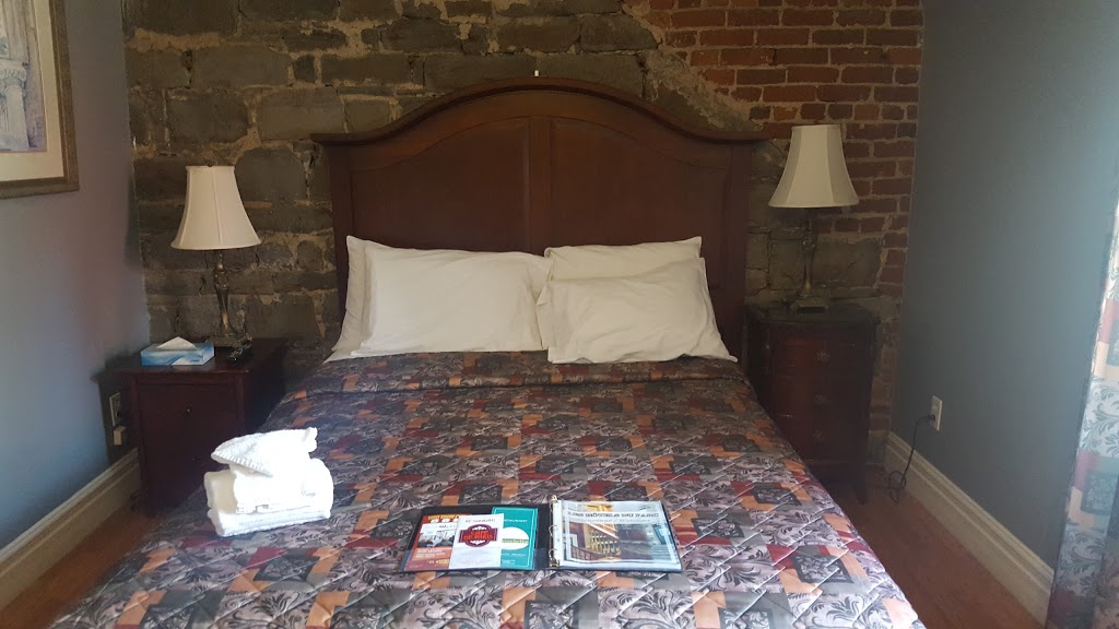 Maison Du Général | 72 Rue Saint Louis, Québec, QC G1R 3Z3, Canada | Phone: (418) 694-1905