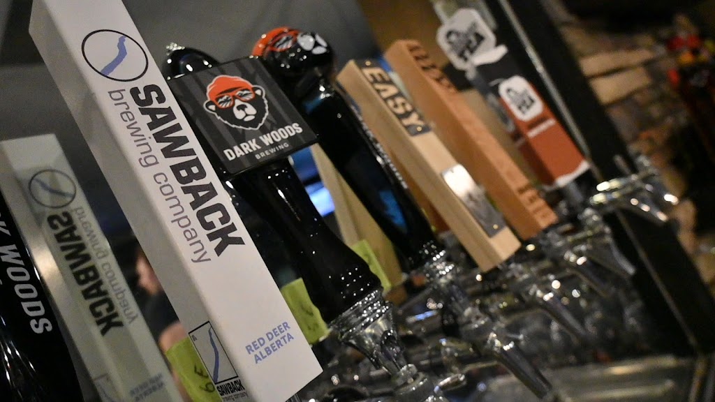Public House Social & Eatery | 3715 47 Ave, Sylvan Lake, AB T4S 0C8, Canada | Phone: (403) 864-5694