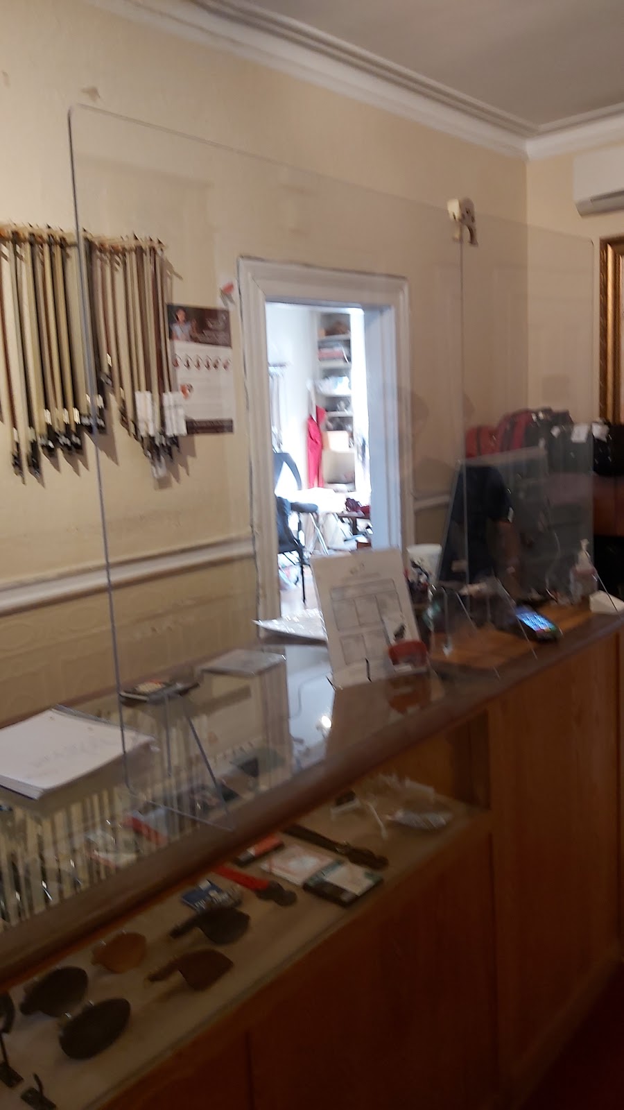 Olivier Pérot Luthier / La Maison du Violon | 3928 Rue St-Hubert, Montréal, QC H2L 4A5, Canada | Phone: (514) 845-2374