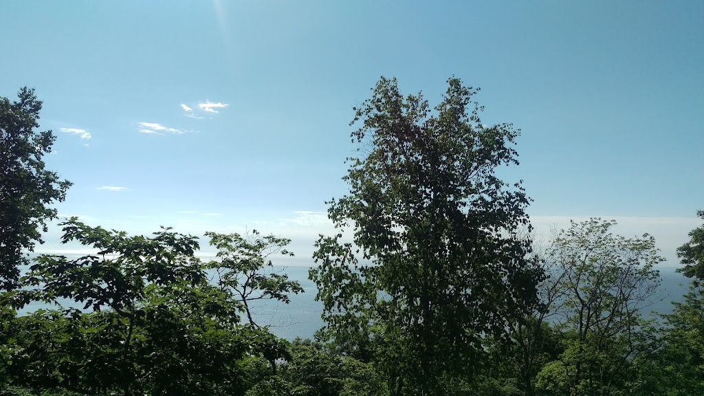 Domaine de la falaise - Bureau des ventes | 33 Chem. du Trait-Carré, Petite-Rivière-Saint-François, QC G0A 2L0, Canada | Phone: (877) 383-2405