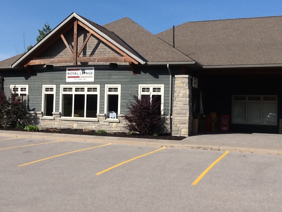 Royal LePage Lakes of Muskoka Realty | 1100A Muskoka Rd S #1, Gravenhurst, ON P1P 1K9, Canada | Phone: (705) 687-3474