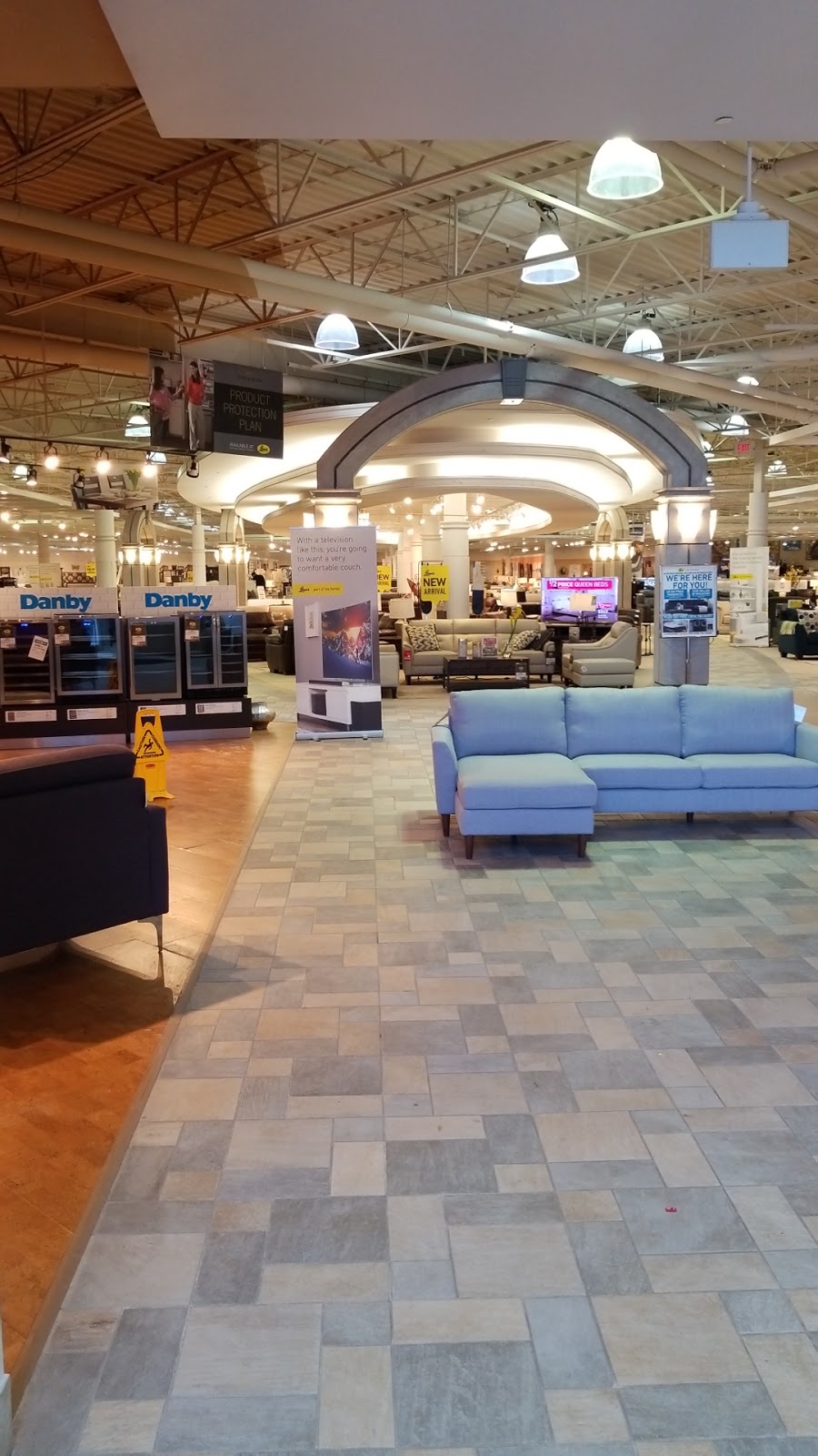 Leons Furniture | 390 Hoffer Dr, Regina, SK S4N 7A1, Canada | Phone: (306) 757-5366