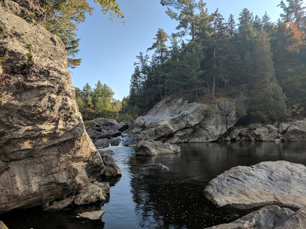 Les Sentiers de la Chute du Rocher Blanc | 167-175 Route du Pouvoir, Saint-Raphaël, QC G0R 4C0, Canada | Phone: (418) 243-2853