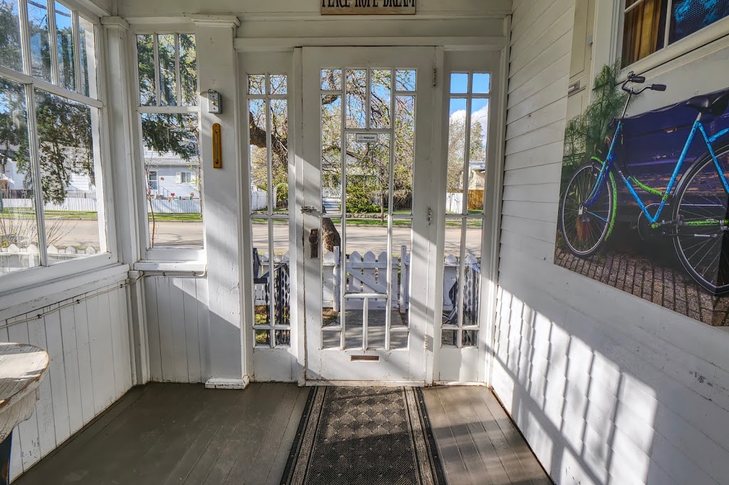 Laurie Lunde - Century 21 Dome Realty Inc | 1245 5 Ave NW, Moose Jaw, SK S6H 3Y8, Canada | Phone: (306) 684-2704