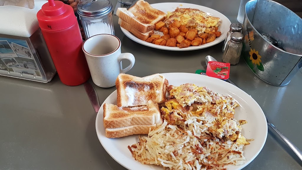Robins Nest Motel and Cafe | junction hwy 1 &, MB-5, Carberry, MB R0K 0H0, Canada | Phone: (204) 834-2878