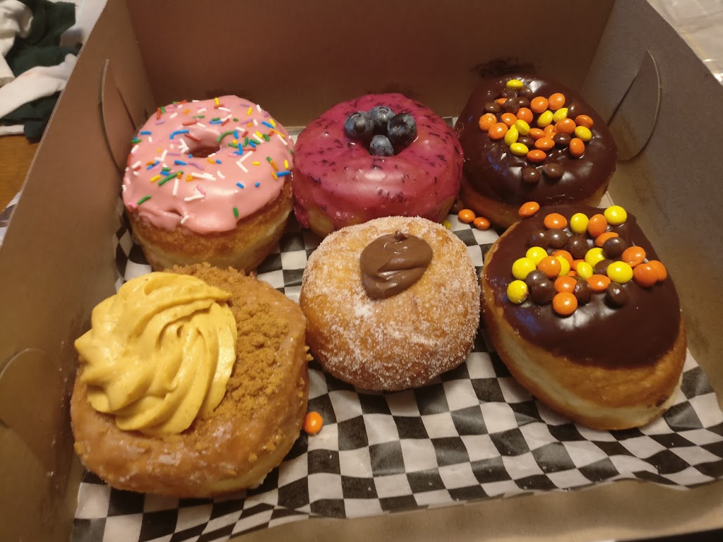 Daddy O Doughnuts & British Baked Goods | 589 N Service Rd, Mississauga, ON L5A 1B2, Canada | Phone: (905) 276-9090