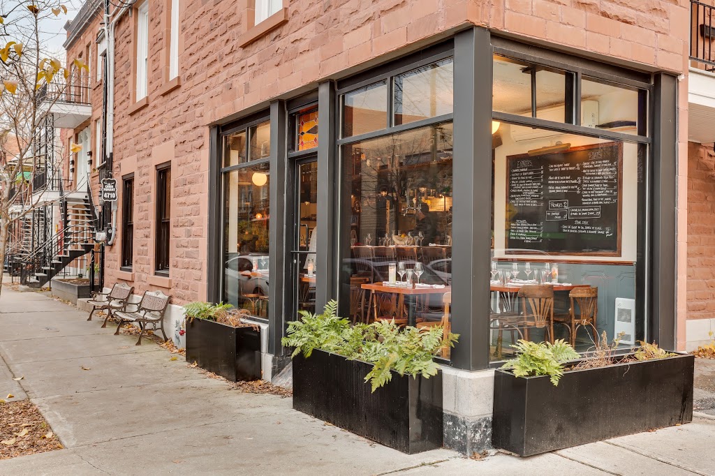 Le Chien Fumant | 4710 Rue De Lanaudière, Montréal, QC H2J 3P7, Canada | Phone: (514) 524-2444