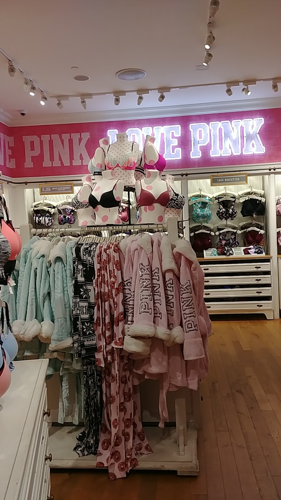 Victorias Secret & PINK | 509 Bayfield St, Barrie, ON L4M 4Z8, Canada | Phone: (705) 734-3751