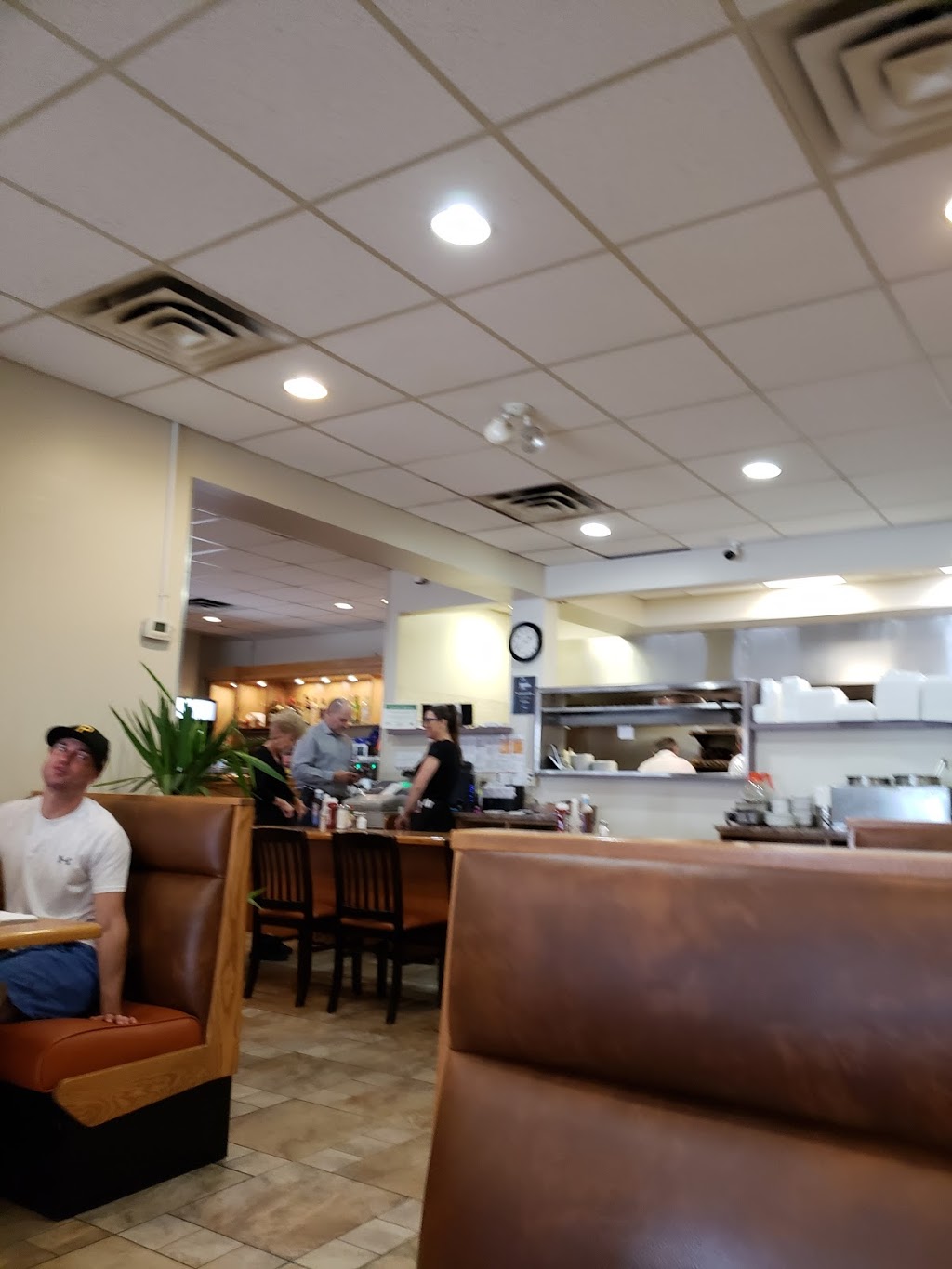 Mount Royal Restaurant | 2029 Mt Forest Dr, Burlington, ON L7P 1H4, Canada | Phone: (905) 332-7111
