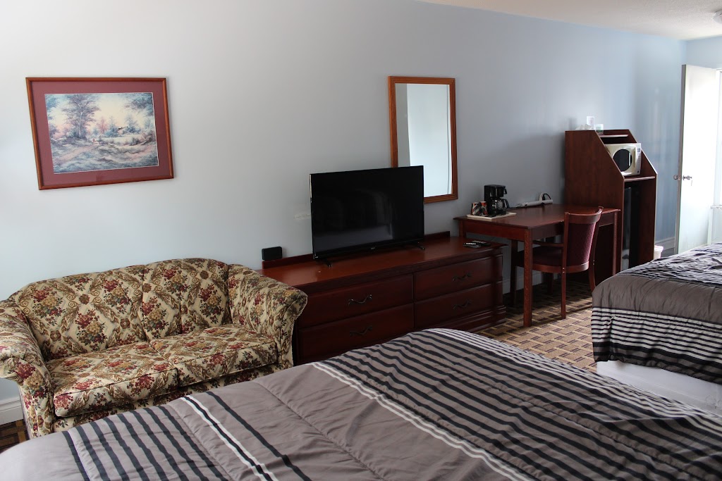 Pine Motel | 33852 ON-17, Deep River, ON K0J 1P0, Canada | Phone: (613) 584-3381