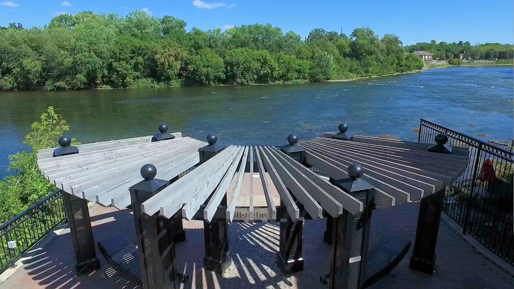 Cobblestone Common | 2M3, Canadá, 27 Grand River St N, Paris, ON N3L 2M3, Canada