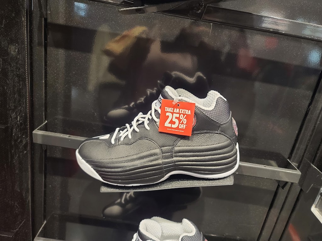 Foot Locker | 5000 Canoe Pass Wy Unit 614, Tsawwassen, BC V4M 0B3, Canada | Phone: (604) 948-3167