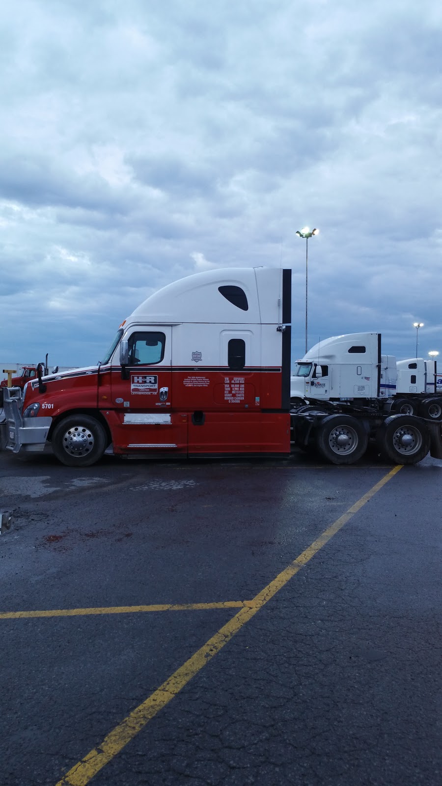 H&R Transport ltd. | 1805 Chemin St François, Dorval, QC H9P 2S1, Canada | Phone: (800) 661-8044