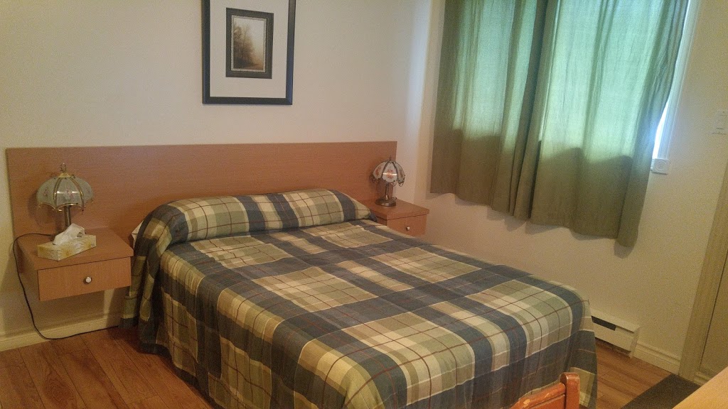 Motel Chevalier | 3862 Boulevard Sainte-Anne, Québec, QC G1E 3M3, Canada | Phone: (418) 661-3876