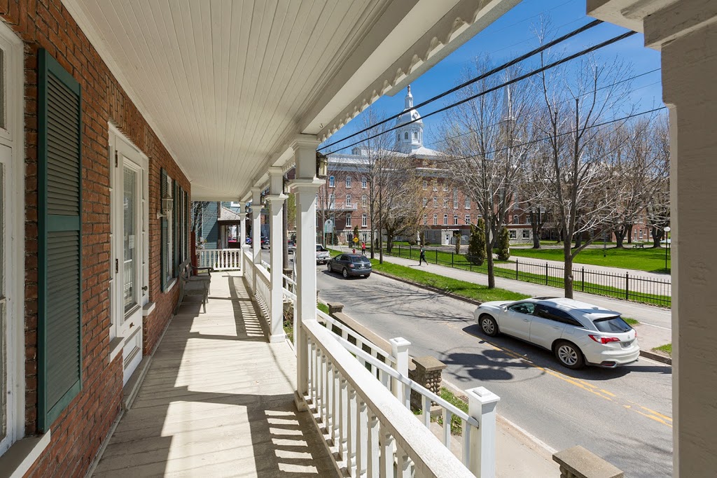 Aux petits oiseaux | 30 Rue Ambroise Fafard, Baie-Saint-Paul, QC G3Z 2J4, Canada | Phone: (418) 760-8288