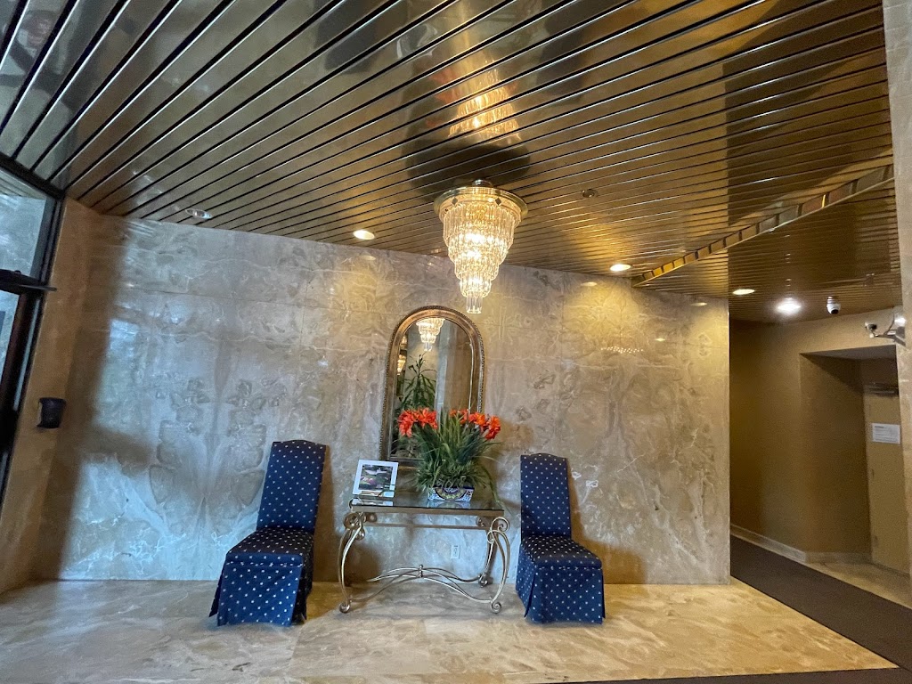 Condo Chateau Doral | 5825 Av. Shalom, Côte Saint-Luc, QC H4W 3A5, Canada | Phone: (514) 488-7990
