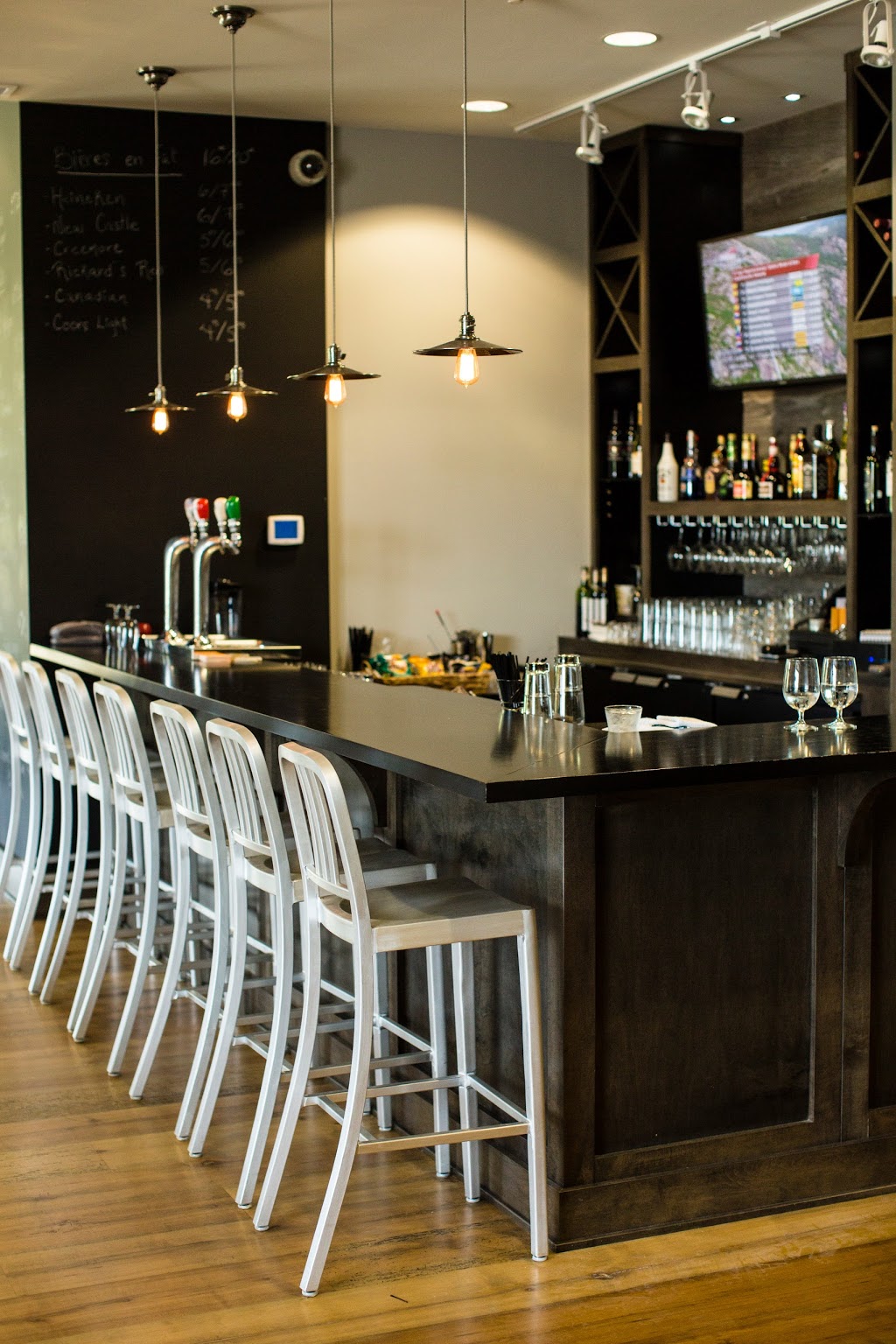 Bistro 19 | 160 Rue du Golf, Gatineau, QC J9J 0R1, Canada | Phone: (819) 557-4411