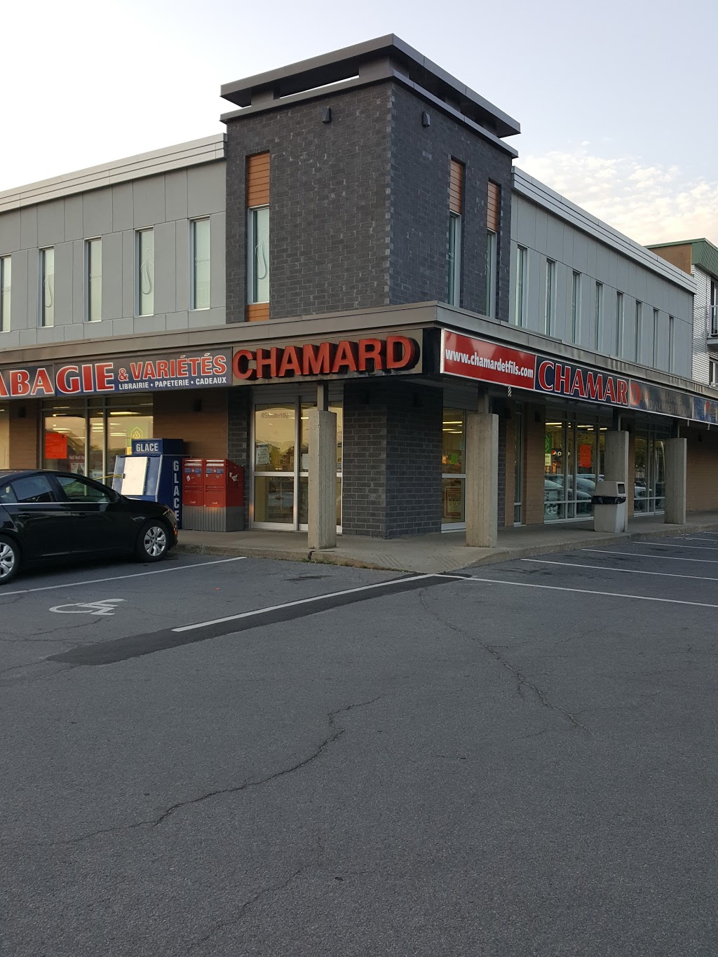 Tabagie Chamard And Son | 45 Boulevard Industriel, Repentigny, QC J6A 5R5, Canada | Phone: (450) 581-8582