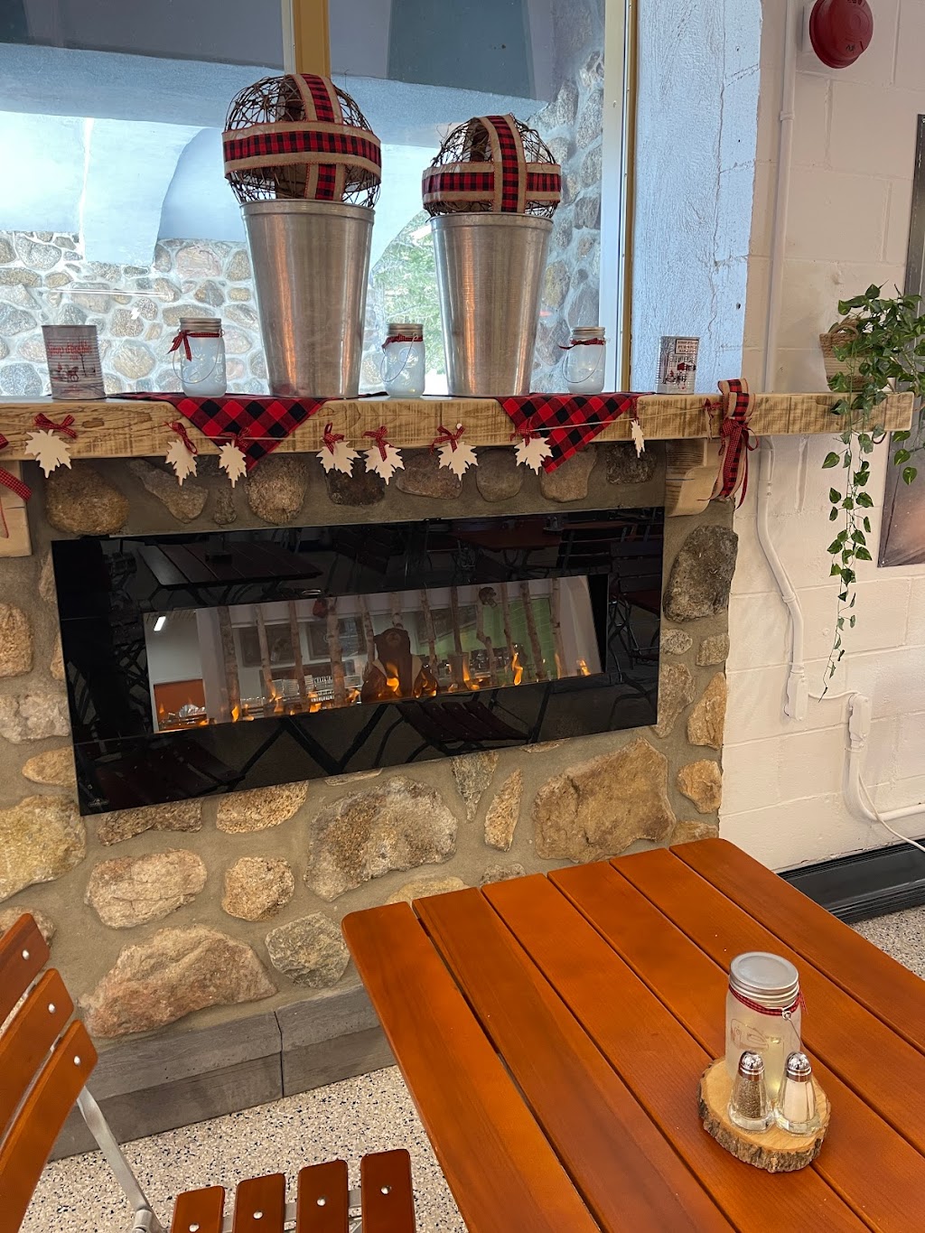 Chez Émile Restaurant | 737 Rue de la Pisciculture, Mont-Blanc, QC J0T 2G0, Canada | Phone: (873) 229-0363