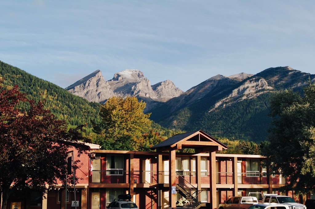 Canadas Best Value Inn & Suites Fernie | 401 Crowsnest Hwy, Fernie, BC V0B 1M0, Canada | Phone: (877) 326-8888