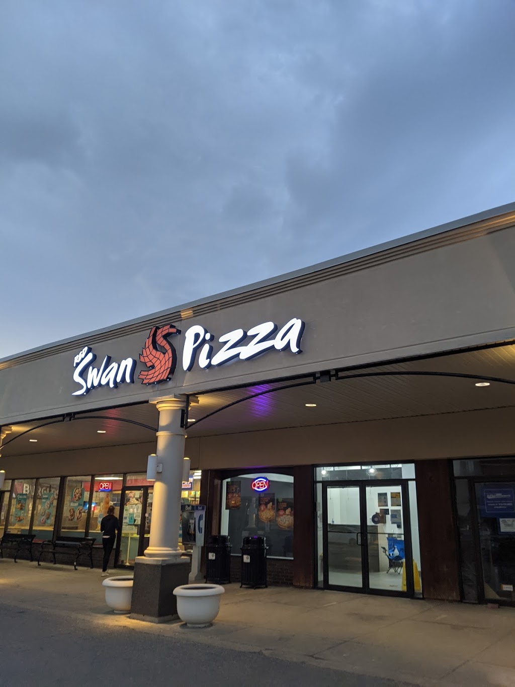Red Swan Pizza | restaurant | 50 Westmount Rd N C3-A, Waterloo, ON N2L 2R5, Canada | 2266470293 OR +1 226-647-0293