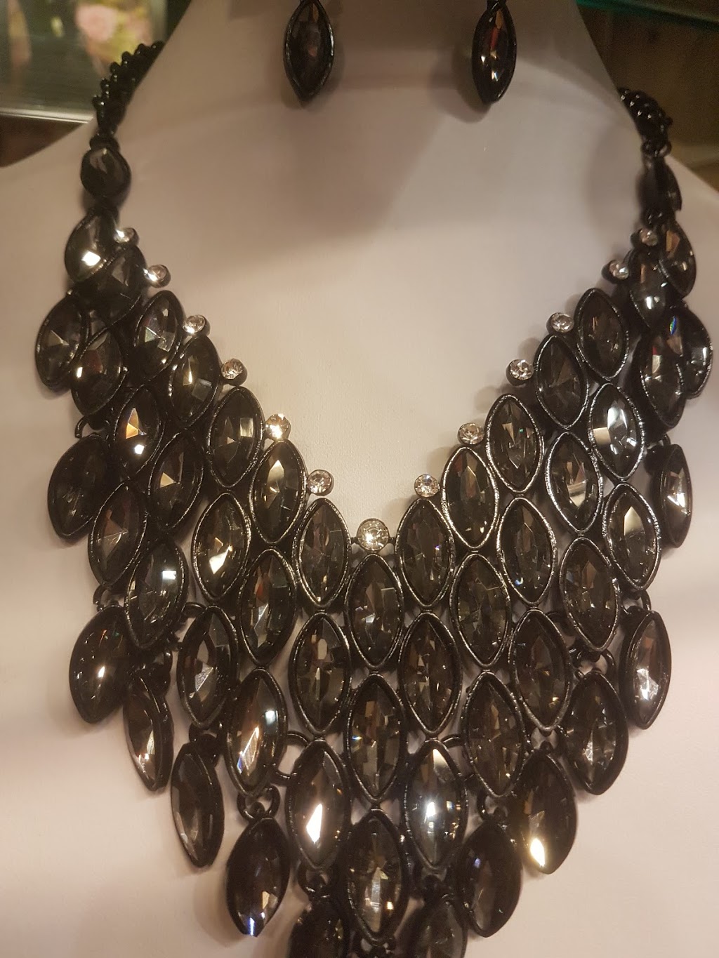 Diva Adornments | 271 Bloomfield Main St, Bloomfield, ON K0K 1G0, Canada | Phone: (613) 393-5005