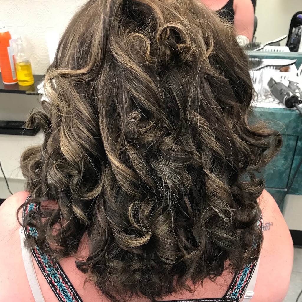 Royal Hairstylists | 400 Scott St, St. Catharines, ON L2M 3W4, Canada | Phone: (905) 646-5749