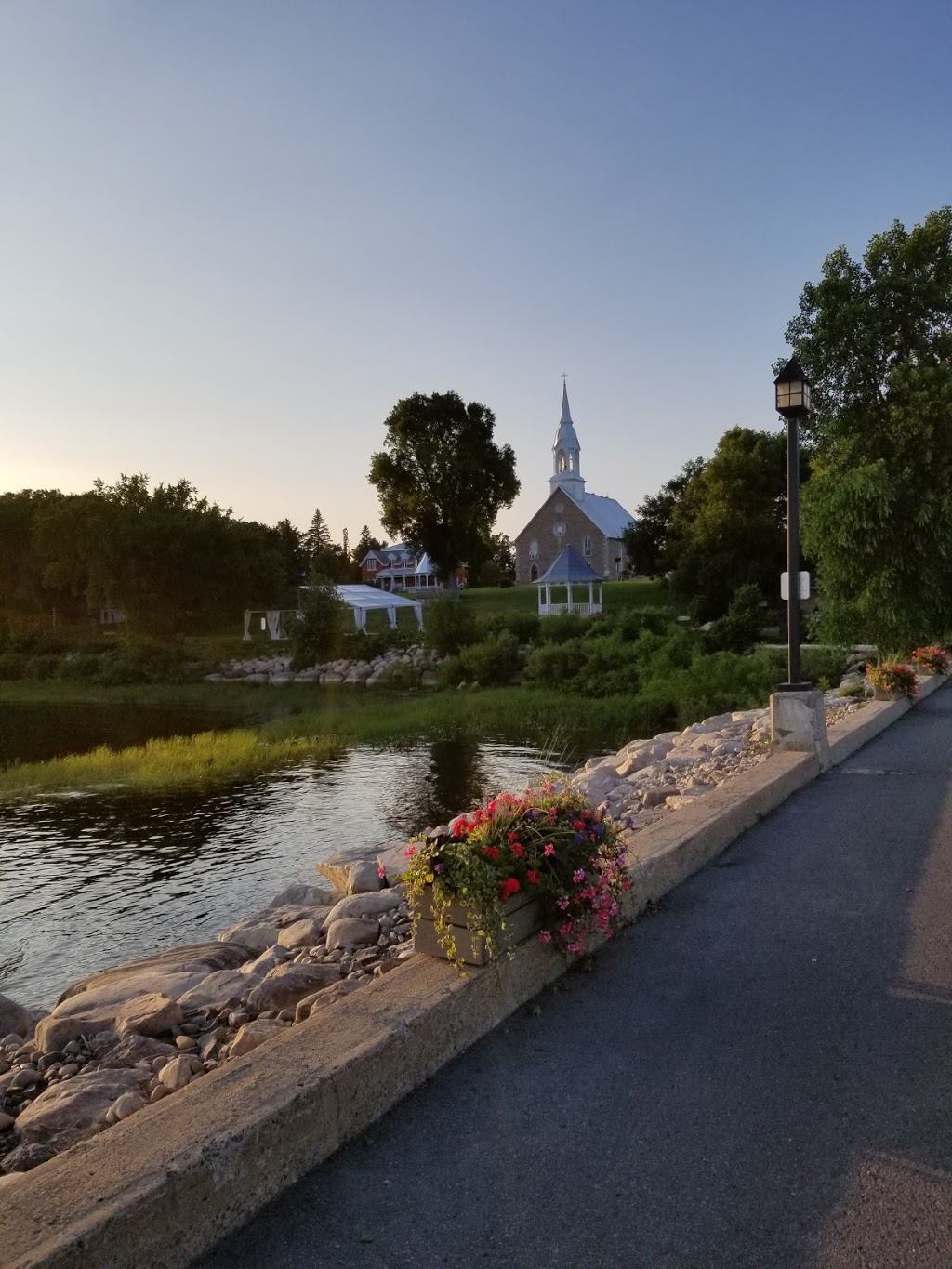 Quai de Saint-Placide | 2 Rue de lÉglise #4, Saint-Placide, QC J0V 2B0, Canada