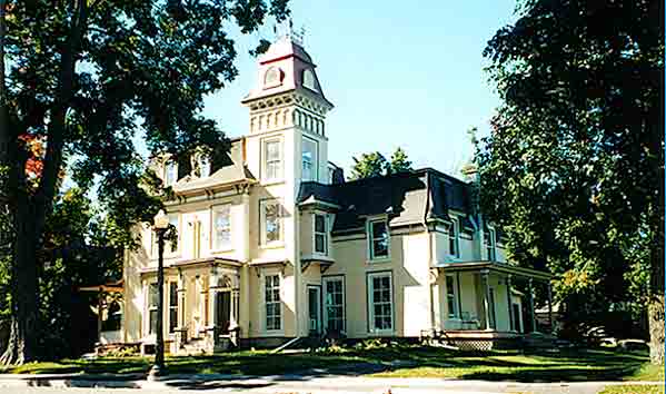 Absolute 1000 Islands Suites | 22 Church St, Gananoque, ON K7G 2M8, Canada | Phone: (613) 777-4122
