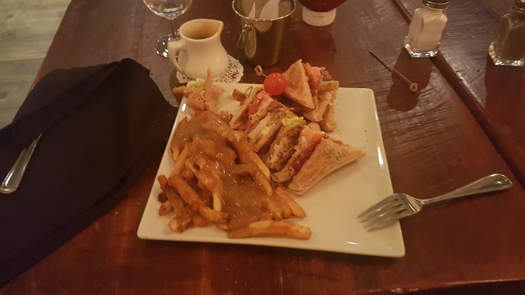 Lakeside Grill @ Chocolate Lake Hotel | 20 St Margarets Bay Rd, Halifax, NS B3N 1H4, Canada | Phone: (902) 477-5611