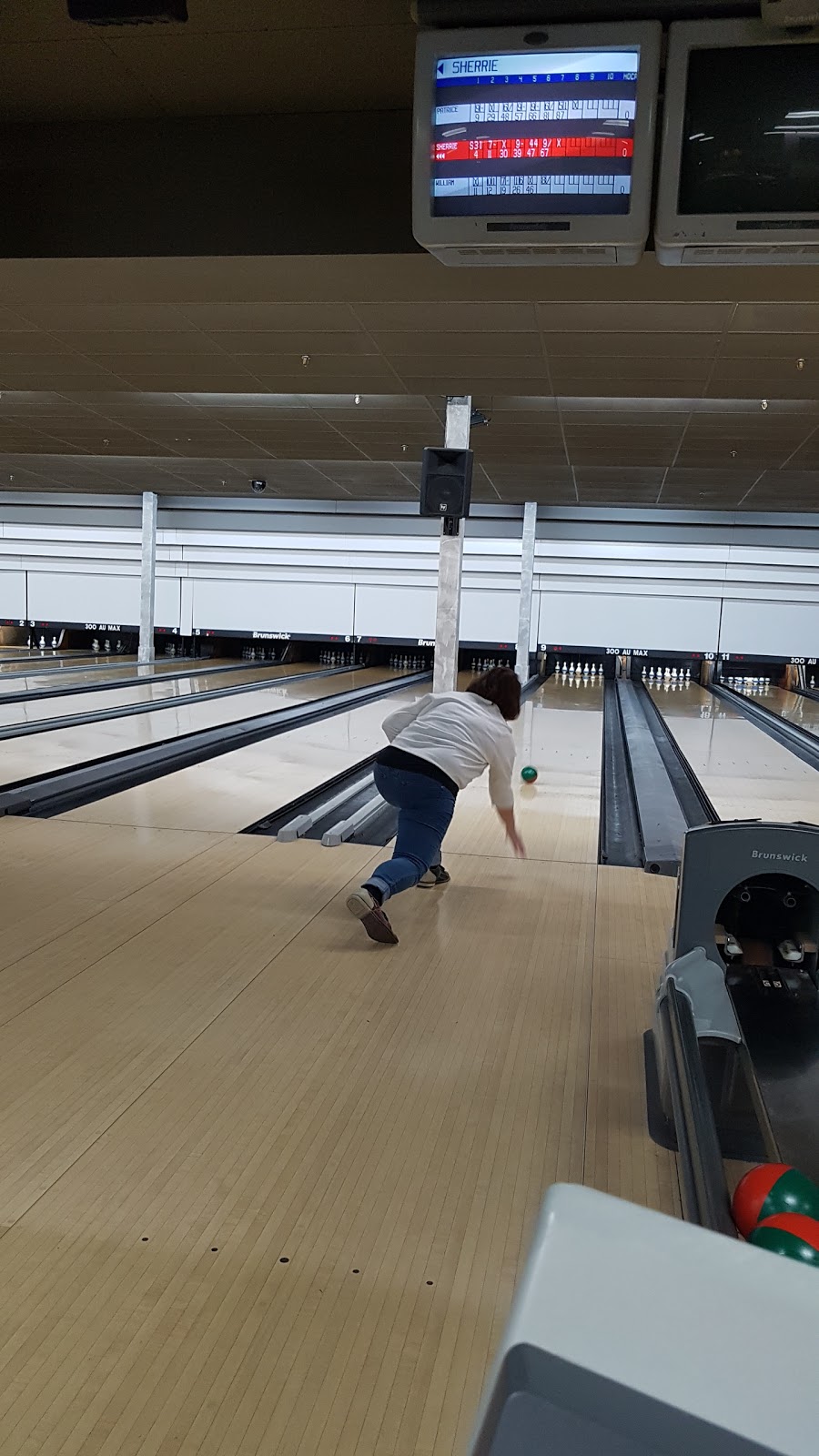 Club 300 Longueuil Bowling Quilles & Karaoké | 1626 Boulevard Taschereau, LeMoyne, QC J4P 3M9, Canada | Phone: (450) 671-7892